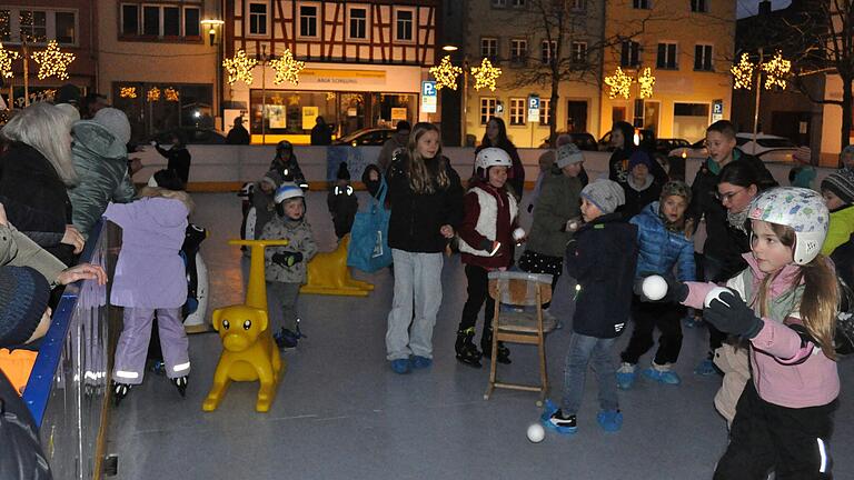 Wer kann einen Ball ergattern? Die 'Schneeballschlacht' machte den Kindern und natürlich auch den Erwachsenen bei der Eröffnung der Kufengaudi in Mellrichstadt viel Spaß. Wer kann einen Ball ergattern? Die 'Schneeballschlacht' machte den Kindern und natürlich auch den Erwachsenen bei der Eröffnung der Kufengaudi in Mellrichstadt viel Spaß.