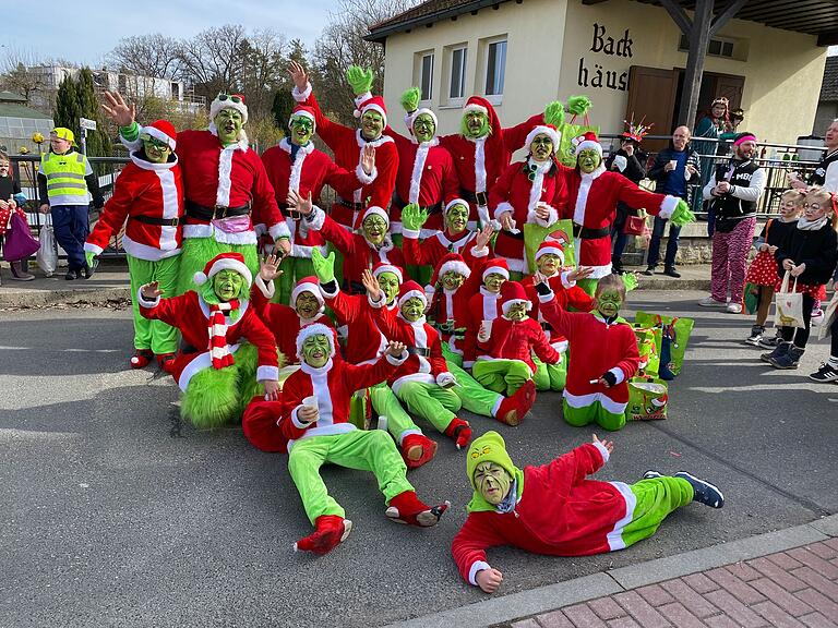 Farbenfroh zeigte sich die Gruppe 'Grinch', die Hauptfigur aus dem 1957 veröffentlichten Kinderbuch 'Wie der Grinch Weihnachten gestohlen hat'. Farbenfroh zeigte sich die Gruppe 'Grinch', die Hauptfigur aus dem 1957 veröffentlichten Kinderbuch 'Wie der Grinch Weihnachten gestohlen hat'.