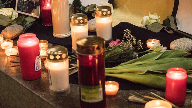 Arnstein: Teenager starben an Gasvergiftung - In der Wallfahrtskirche Maria Sondheim in Arnstein sind Blumen, Kerzen und Steine Zeichen der großen Anteilnahme. Arnstein: Teenager starben an Gasvergiftung - In der Wallfahrtskirche Maria Sondheim in Arnstein sind Blumen, Kerzen und Steine Zeichen der großen Anteilnahme.