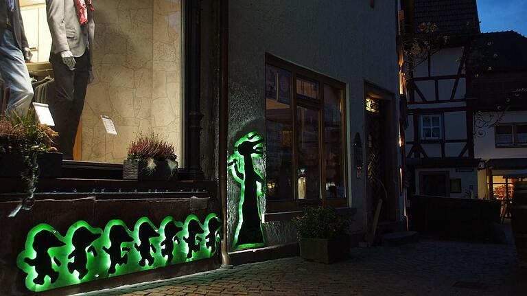 Das beleuchtete Horrorwittchen am Weinhaus Mehling in Lohr.