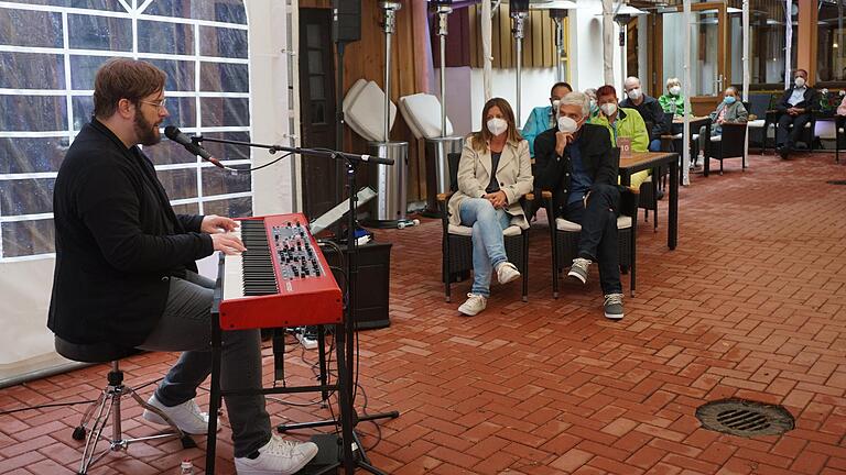 Lars Peter war nach sieben Monaten Lockdown der erste Musiker, der in der Zeiträume-Veranstaltung der Tagungsstätte Hohe Rhön ein Konzert gab. Lars Peter war nach sieben Monaten Lockdown der erste Musiker, der in der Zeiträume-Veranstaltung der Tagungsstätte Hohe Rhön ein Konzert gab.