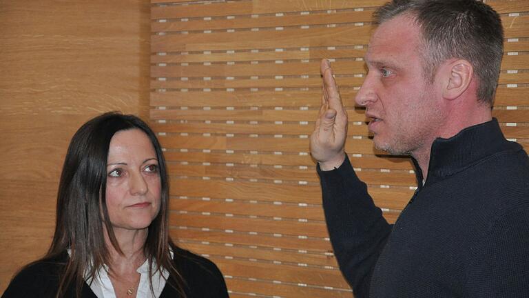 Michael Krug wurde vom Burgpreppacher Gemeinderat zum Dritten Bürgermeister gewählt und von Bürgermeisterin Marion Fleischmann-Hilton vereidigt. Michael Krug wurde vom Burgpreppacher Gemeinderat zum Dritten Bürgermeister gewählt und von Bürgermeisterin Marion Fleischmann-Hilton vereidigt.