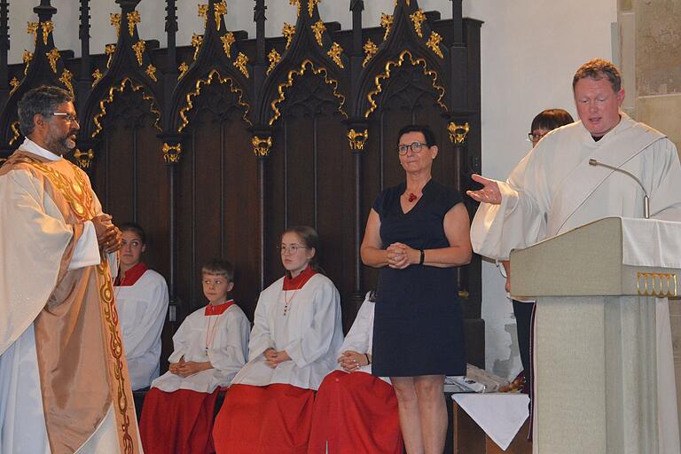 'Vergelt's Gott', sagte Diakon Sebastian Krines an Pfarrer Pater Joe für die gute Zusammenarbeit und dankte im Namen des Pastoralteams und aller Hauptamtlichen für die Zeit im Pastoralen Raum Bad Königshofen. 'Vergelt's Gott', sagte Diakon Sebastian Krines an Pfarrer Pater Joe für die gute Zusammenarbeit und dankte im Namen des Pastoralteams und aller Hauptamtlichen für die Zeit im Pastoralen Raum Bad Königshofen.