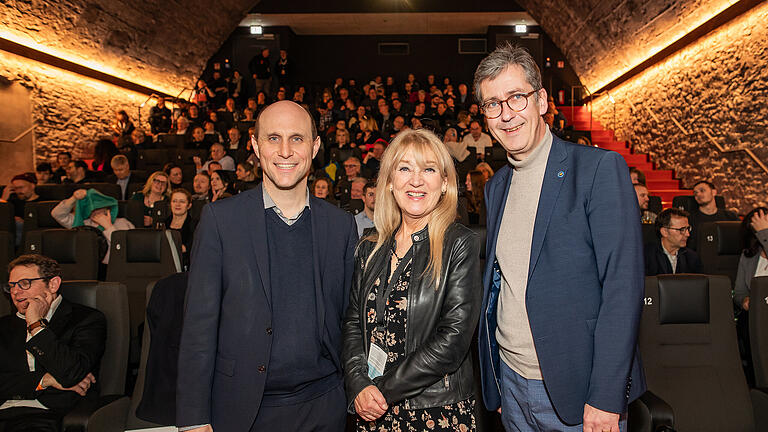 Benedikt Stegmayer, Jaana Saarinen und OB Christian Schuchardt stehen im Central Kinosaal am Donnerstag 30.01.25 bei der Eröffnung des Internationalen Filmwochenendes 2025 in Würzburg.