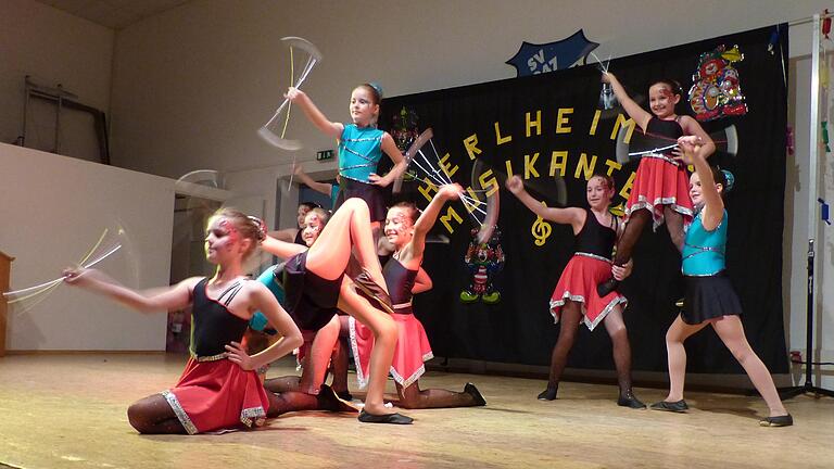 Die 'Little Twirling Stars' jonglierten bei ihrem Tanzauftritt mit Stäben.