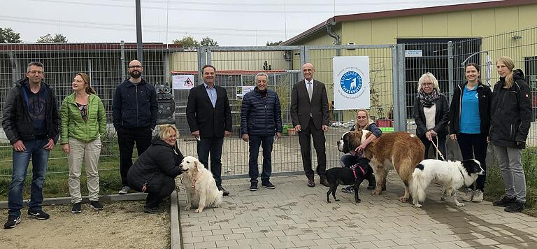 Bei der Verleihung dabei waren Vertreter des Tierschutzbundes und der TI Haßberge. Von links nach rechts: Yvonne Jung, zweite Vorsitzende der TI (zweite von links), Veterinäramtsleiterin Dr. Simone Nowak, (vierte von links), Dieter Möhring vom Zweckverband Fundtier (fünfter von links), Landrat Wilhelm Schneider (sechster von links) und Britta Merkel (vierte von rechts). Bei der Verleihung dabei waren Vertreter des Tierschutzbundes und der TI Haßberge. Von links nach rechts: Yvonne Jung, zweite Vorsitzende der TI (zweite von links), Veterinäramtsleiterin Dr. Simone Nowak, (vierte von links), Dieter Möhring vom Zweckverband Fundtier (fünfter von links), Landrat Wilhelm Schneider (sechster von links) und Britta Merkel (vierte von rechts). 