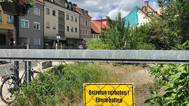 Seit Jahrzehnten liegt diese Freifläche in der Innenstadt, an der Hadergasse, brach. Der neue Besitzer, die wob Projekt Schweinfurt GmbH, wollte nun eine Seniorenpflegeeinrichtung bauen. Der Bauausschuss des Stadtrates lehnte ab. Seit Jahrzehnten liegt diese Freifläche in der Innenstadt, an der Hadergasse, brach. Der neue Besitzer, die wob Projekt Schweinfurt GmbH, wollte nun eine Seniorenpflegeeinrichtung bauen. Der Bauausschuss des Stadtrates lehnte ab.