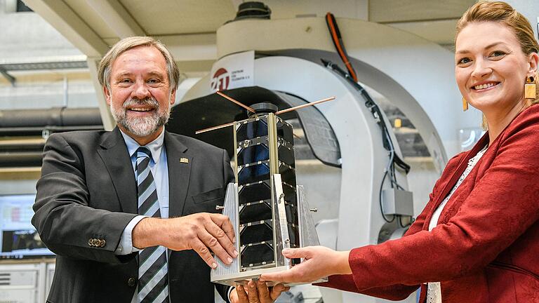 Meilenstein im Herbst 2020 für die Würzburger Satelliten-Forscher: Vier Kleinstsatelliten wurden mit der einer Soyus-Rakete ins All geschossen. Den Start verfolgte Klaus Schilling gemeinsam mit Bayerns Digitalministerin Judith Gerlach. Meilenstein im Herbst 2020 für die Würzburger Satelliten-Forscher: Vier Kleinstsatelliten wurden mit der einer Soyus-Rakete ins All geschossen. Den Start verfolgte Klaus Schilling gemeinsam mit Bayerns Digitalministerin Judith Gerlach.