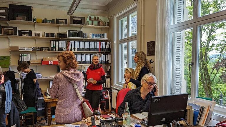 Auch die Arbeit am Telefon gehört für das Theater-Team dazu. - Auch die Arbeit am Telefon gehört für das Theater-Team dazu. Auch die Arbeit am Telefon gehört für das Theater-Team dazu. - Auch die Arbeit am Telefon gehört für das Theater-Team dazu.