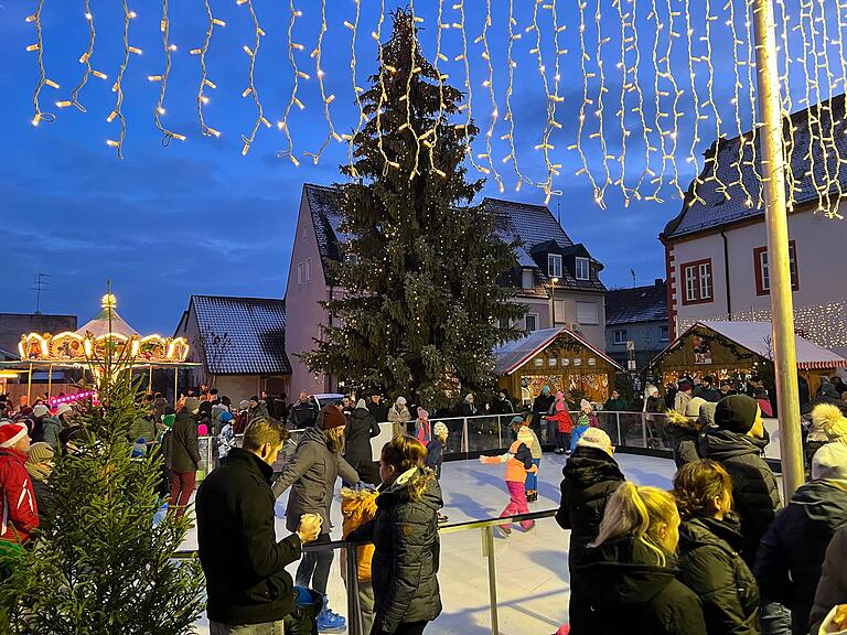 Besonders bei den kleinen Besuchern beliebt: Die Eisbahn auf der Rimparer Dorfweihnacht. Besonders bei den kleinen Besuchern beliebt: Die Eisbahn auf der Rimparer Dorfweihnacht.