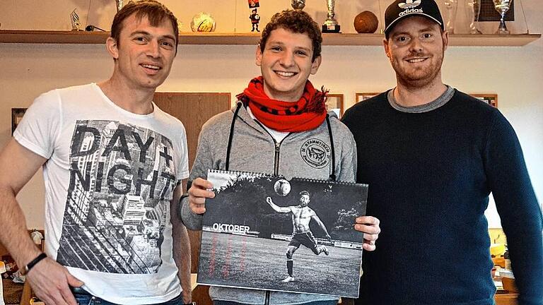 Sind mit dem Resultat zufrieden: (von links) Fotograf Matthias Schott, Aktmodel und Spieler Tristan Hillinger und Michael Eisenbacher, zuständig für die Öffentlichkeitsarbeit des Vereins. Sind mit dem Resultat zufrieden: (von links) Fotograf Matthias Schott, Aktmodel und Spieler Tristan Hillinger und Michael Eisenbacher, zuständig für die Öffentlichkeitsarbeit des Vereins.