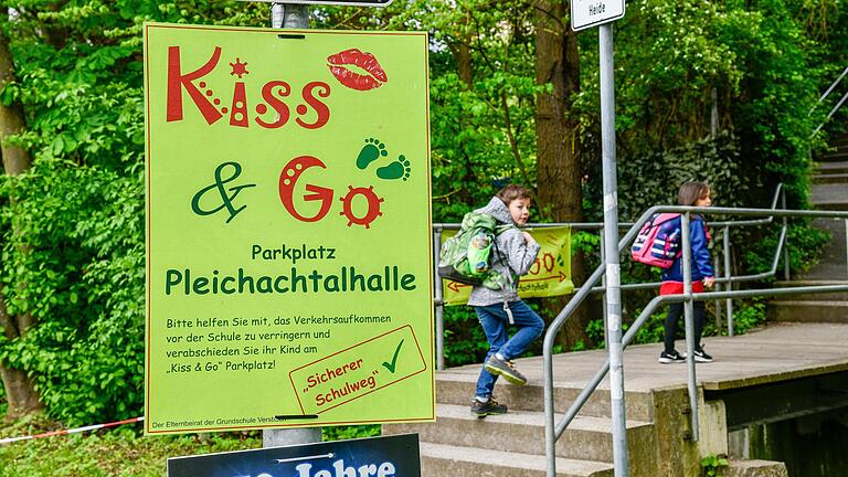 Aktion für den sicheren Schulweg: Der Elternbeirat bewirbt den Schulweg an der&nbsp; Pleichachtalhalle vorbei als Alternative für die Eltern, die ihre Kinder mit dem Auto bringen wollen. &nbsp;