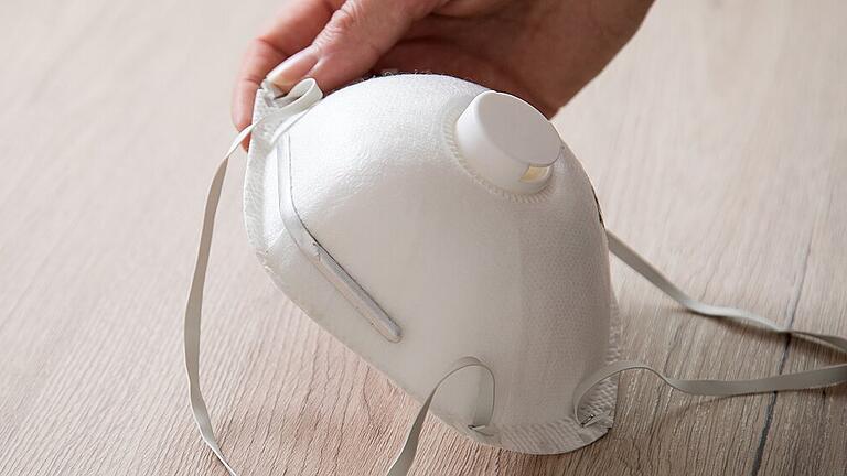 Schutz vor Corona: Handschuhe und Masken gehören in den Restmüll - Unser Bild zeigt eine medizinische Gesichtsmaske zum Schutz vor dem Corona-Erreger. Schutz vor Corona: Handschuhe und Masken gehören in den Restmüll - Unser Bild zeigt eine medizinische Gesichtsmaske zum Schutz vor dem Corona-Erreger.