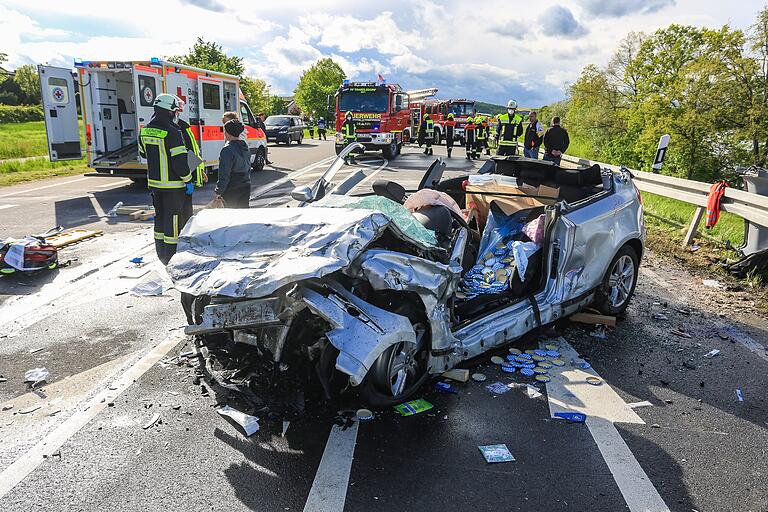 Eine 42-jährige Mutter und ihr zwölf Jahre alter Sohn sind am Montag beim Unfall auf der B26 bei Trunstadt-Viereth lebensgefährlich, die 15-jährige Tochter schwer verletzt worden. Eine 42-jährige Mutter und ihr zwölf Jahre alter Sohn sind am Montag beim Unfall auf der B26 bei Trunstadt-Viereth lebensgefährlich, die 15-jährige Tochter schwer verletzt worden.