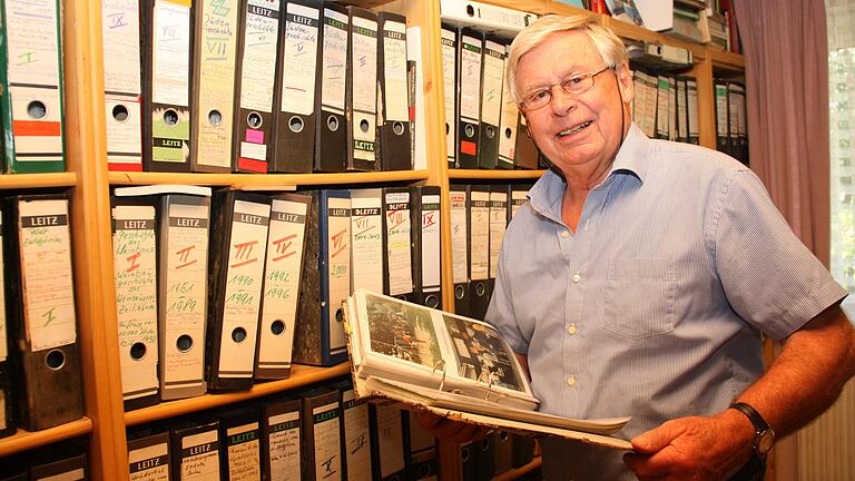 Hilmar Spiegel in seinem Arbeitszimmer. Die Regalwand neben ihm enthält 370 Ordner mit seinem gesammelten Wissen zur Vergangenheit Zeilitzheims.