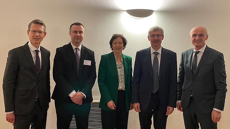 Oberbürgermeister Sebastian Remelé (von links) begrüßte den neuen Leiter des Amts für Digitalisierung, Breitband und Vermessung (ADBV) Schweinfurt, Michael Reus, und verabschiedete gemeinsam mit der stellvertretenden Landrätin Christine Bender (Schweinfurt) den bisherigen Amtschef Gerhard Hartmann in den Ruhestand. Mit dabei auch Landrat Wilhelm Schneider (Haßberge). Oberbürgermeister Sebastian Remelé (von links) begrüßte den neuen Leiter des Amts für Digitalisierung, Breitband und Vermessung (ADBV) Schweinfurt, Michael Reus, und verabschiedete gemeinsam mit der stellvertretenden Landrätin Christine Bender (Schweinfurt) den bisherigen Amtschef Gerhard Hartmann in den Ruhestand. Mit dabei auch Landrat Wilhelm Schneider (Haßberge).