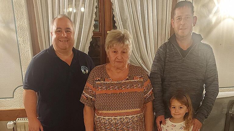Die beiden Vorstände der Spessartbund-Ortsgruppe Oberndorf-Bischbrunn, Tobias Väth (rechts) und Dirk Schüssler (links) dankten Margarete 'Gretel' Kaufmann mit einem Präsent für ihren langen Einsatz im Küchenbereich des Wanderheims.