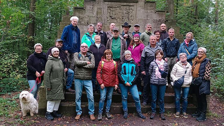 Teilnehmer der Herbstwanderung mit Fremdenführer 'Sam' Reuscher.