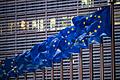 Flaggen vor der EU-Kommission       -  In der Europäischen Union werden neue Regeln für den Umgang mit künstlicher Intelligenz (KI) in Kraft gesetzt.