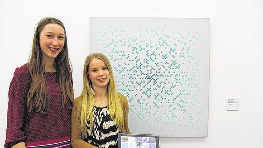Neu zur Kunst geführt: Die Schülerinnen Luca Petermann und Henriette Quitter (von links) mit dem Tablet-Guide vor dem Gemälde „Primzahlenbild“ von Suzanne Daetwyler.LEONIE WERNER Neu zur Kunst geführt: Die Schülerinnen Luca Petermann und Henriette Quitter (von links) mit dem Tablet-Guide vor dem Gemälde „Primzahlenbild“ von Suzanne Daetwyler.LEONIE WERNER
