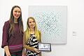 Neu zur Kunst geführt: Die Schülerinnen Luca Petermann und Henriette Quitter (von links) mit dem Tablet-Guide vor dem Gemälde &bdquo;Primzahlenbild&ldquo; von Suzanne Daetwyler.LEONIE WERNER