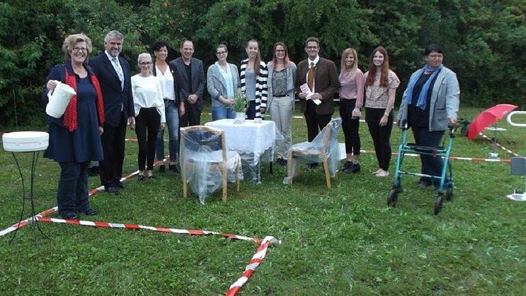 Der Grundriss ist gelegt, darauf soll das Pflegeübungszentrum (PÜZ) aufgebaut werden. Zur Vorstellung des Modellprojektes kamen Kreiscaritas-Geschäftsführerin Angelika Ochs und der Landtagsabgeordnete Steffen Vogel (von links), Pflegedienstleiterin Ulli Feder und Prof. Holger Truckenbrodt (Vierte und Fünfter von links), der stellvertretende Landrat Hans-Peter Suckfüll (Vierter von rechts) und Johanna Dietz, Leiterin der ambulanten Altenhilfe im Kreiscaritasverband (rechts) sowie die Studentinnen der FHS Würzburg-Schweinfurt.