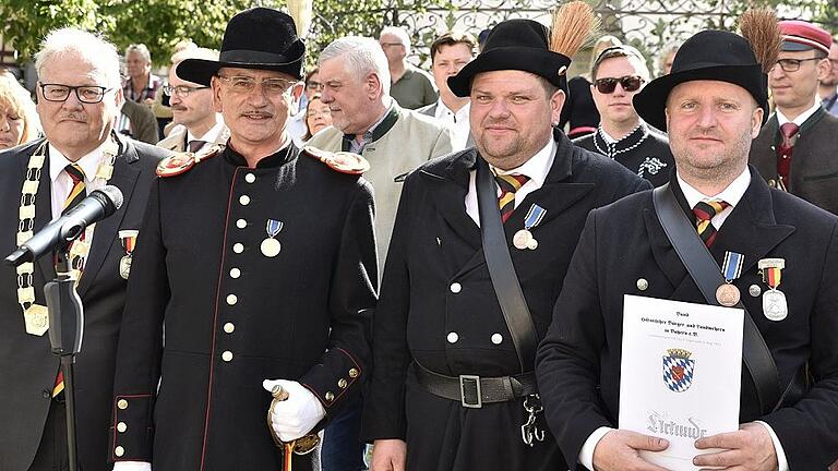 Vom Bund Historischer Bürger- und Landwehren wurden geehrt (von links): Bürgermeister Claus Bittenbrünn, Hauptmann Manfred Barfuß, Tambour Reiner Mantel und Tambour Dominik Blümmert. Vom Bund Historischer Bürger- und Landwehren wurden geehrt (von links): Bürgermeister Claus Bittenbrünn, Hauptmann Manfred Barfuß, Tambour Reiner Mantel und Tambour Dominik Blümmert.