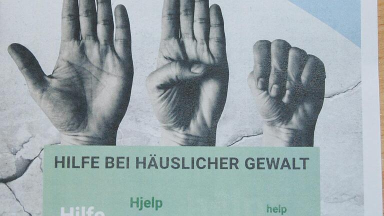 Der Flyer "Hilfe bei häuslicher Gewalt" bündelt Beratungs- und Unterstützungsangebote bei häuslicher Gewalt. Der Flyer "Hilfe bei häuslicher Gewalt" bündelt Beratungs- und Unterstützungsangebote bei häuslicher Gewalt.