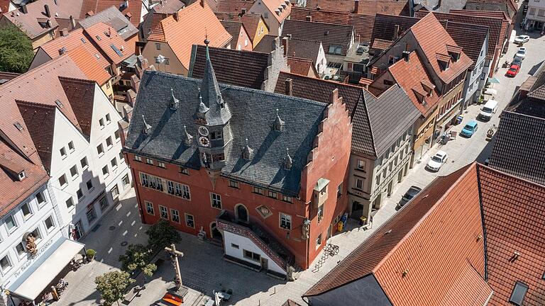 Das Geschäftshaus rechts neben dem Ochsenfurter Rathaus sollte entkernt und ins Rathaus einbezogen werden. Diesen Plänen hat das Landesamt für Denkmalpflege nun einen Riegel vorgeschoben. Das Geschäftshaus rechts neben dem Ochsenfurter Rathaus sollte entkernt und ins Rathaus einbezogen werden. Diesen Plänen hat das Landesamt für Denkmalpflege nun einen Riegel vorgeschoben. 