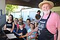 Sulzheims dritter Bürgermeister Elmar Weinbeer ist seit 30 Jahren die 'Mutter' der Sulzheimer Ferienspaß-Kompanie. Kürzlich verwöhnte er wieder die Ferienspaßkinder mit Bratwurst, Weckli und Ketchup.