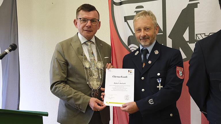 Robert Gerlach (rechts) erhielt das Ehrenkreuz in Bronze des Deutschen Feuerwehrverbandes. - Robert Gerlach (rechts) erhielt das Ehrenkreuz in Bronze des Deutschen Feuerwehrverbandes. Robert Gerlach (rechts) erhielt das Ehrenkreuz in Bronze des Deutschen Feuerwehrverbandes. - Robert Gerlach (rechts) erhielt das Ehrenkreuz in Bronze des Deutschen Feuerwehrverbandes.