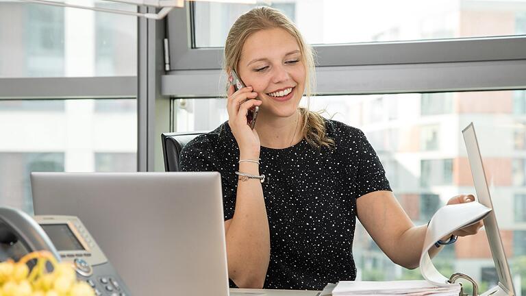 Der Nachwuchs kann es sich mittlerweile aussuchen, für wen er arbeitet. Für viele Unternehmen bedeutet das: Sie müssen den jungen Leuten attraktive Angebote machen. Der Nachwuchs kann es sich mittlerweile aussuchen, für wen er arbeitet. Für viele Unternehmen bedeutet das: Sie müssen den jungen Leuten attraktive Angebote machen.