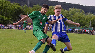 Die Boys in Green steigen in die Kreisliga auf       -  Der SV Garitz (grüne Trikots) gewinnt vor über 1700 Fans in Elfershausen sein Relegationsspiel gegen den SV Aura mit 3:1.