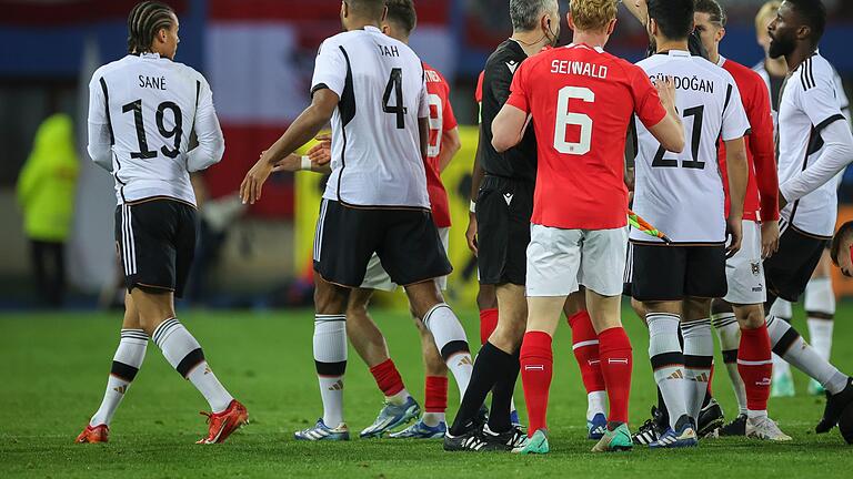 Österreich - Deutschland       -  Schiedsrichter Vincic zeigte Leroy Sané im Länderspiel vor einem Jahr die Rote Karte.