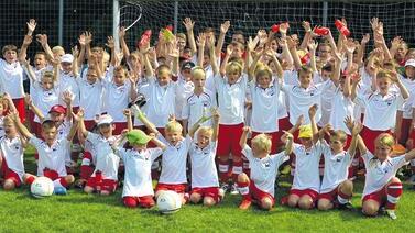 Höhepunkt des Fußballtrainings bei der DJK Büchold war das interne WM-Spiel - (kej) Für Jungs und immer mehr Mädchen ist die Teilnahme bei der Ferien-Fußballschule ein fester Bestandteil der Planung der Sommerferien. Seit einigen Jahren lädt die DJK die Hansi-Dorfner-Fußballschule aus Regensburg für vier Tage zum Training für Kinder ab sechs Jahren auf dem Bücholder Sportplatz ein. Das fünfköpfiges Trainerteam um Cheftrainer Michael Mooßburger übt Dribblings, das Spiel Mann gegen Mann oder gibt wertvolle Tipps. Täglich wird der „Champ of the Camp“ ermittelt, und die Trainer benennen ihre Kapitäne am Ende des Tages für den nächsten. Dabei spielt nicht immer eine Rolle, wer der beste Fußballer ist. Auch wer besonders fair oder mit spielerischem Weitblick agiert, kann von den Trainern zum Kapitän ernannt werden. 68 Kinder aus Würzburg und den Landkreisen Main-Spessart und Bad Kissingen hatten sich angemeldet. Familie Schwochow war sogar aus Kalbe/Milde in Sachsen-Anhalt angereist mit Sohn Pascal und dessen Cousin Paul, beide bekennende Bayern München-Fans. Fleißige Muttis sorgen für eine gute Verpflegung und verwöhnen die Fußballer mit Schnitzeln oder Nudeln mit Hackfleischsoße. Highlight war aber die intern ausgetragene Fußball-WM. Im Endspiel standen in Büchold die Teams aus Argentinien und Uruguay. Höhepunkt des Fußballtrainings bei der DJK Büchold war das interne WM-Spiel - (kej) Für Jungs und immer mehr Mädchen ist die Teilnahme bei der Ferien-Fußballschule ein fester Bestandteil der Planung der Sommerferien. Seit einigen Jahren lädt die DJK die Hansi-Dorfner-Fußballschule aus Regensburg für vier Tage zum Training für Kinder ab sechs Jahren auf dem Bücholder Sportplatz ein. Das fünfköpfiges Trainerteam um Cheftrainer Michael Mooßburger übt Dribblings, das Spiel Mann gegen Mann oder gibt wertvolle Tipps. Täglich wird der „Champ of the Camp“ ermittelt, und die Trainer benennen ihre Kapitäne am Ende des Tages für den nächsten. Dabei spielt nicht immer eine Rolle, wer der beste Fußballer ist. Auch wer besonders fair oder mit spielerischem Weitblick agiert, kann von den Trainern zum Kapitän ernannt werden. 68 Kinder aus Würzburg und den Landkreisen Main-Spessart und Bad Kissingen hatten sich angemeldet. Familie Schwochow war sogar aus Kalbe/Milde in Sachsen-Anhalt angereist mit Sohn Pascal und dessen Cousin Paul, beide bekennende Bayern München-Fans. Fleißige Muttis sorgen für eine gute Verpflegung und verwöhnen die Fußballer mit Schnitzeln oder Nudeln mit Hackfleischsoße. Highlight war aber die intern ausgetragene Fußball-WM. Im Endspiel standen in Büchold die Teams aus Argentinien und Uruguay.