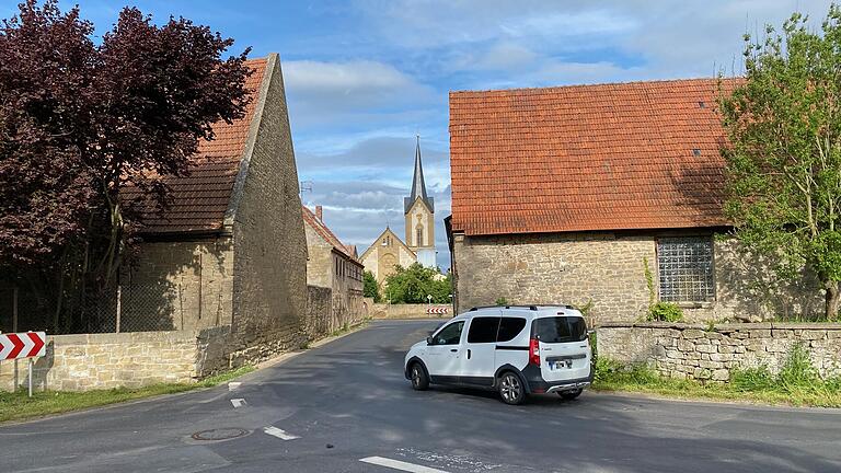 Zwei 90-Grad-Kurven bilden zwei Engstellen auf der Staatsstraße, die durch Hergolshausen führt. Über die Frage, wie künftig der Verkehr durch das Dorf geleitet werden soll, wird diskutiert.