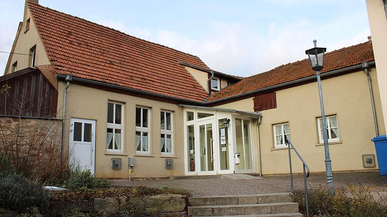 'Sorgenkind' in Frickenhausen ist das Dorfzentrum. Im Stadtrat wurde beschlossen, das Gebäude Schritt für Schritt, ohne Förderanträge, zu sanieren. Als nächstes ist der Ausbau des Daches vorgesehen. Geplant ist einer neuer Dachaufbau mit großzügigen Gauben sowie einem separaten Treppenaufgang.