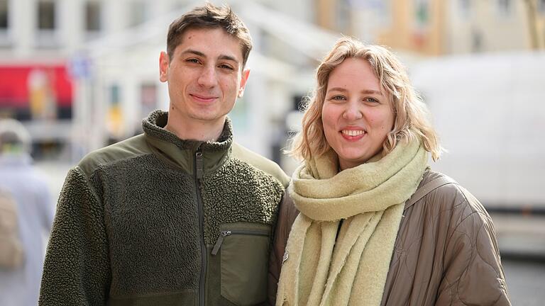 Adem Tosun (27), Doktorand aus Stuttgart, und Veronika Wirt (23), Studentin aus Würzburg Adem Tosun (27), Doktorand aus Stuttgart, und Veronika Wirt (23), Studentin aus Würzburg