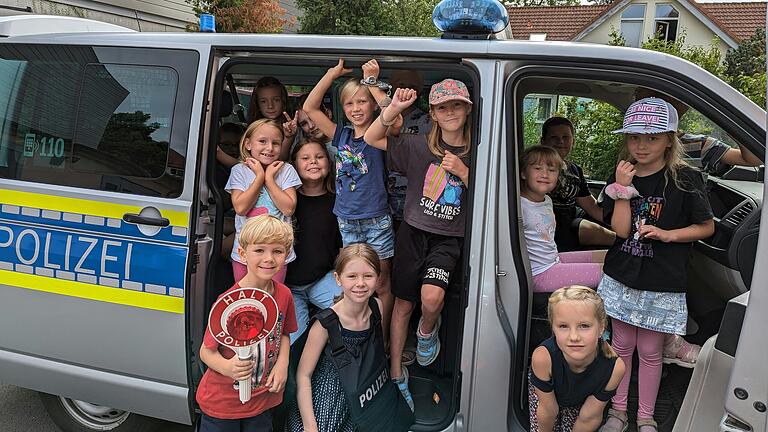 Die Kinderkommissare im Polizeiauto.