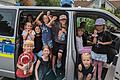 Die Kinderkommissare im Polizeiauto.