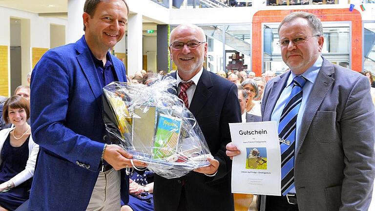 Würdigung für das erfolgreiche Schaffen von Schulchef Friedrich Steigerwald: Bernd Weiß (links) vom Verein der Freunde des Martin-Pollich-Gymnasiums (links) und Elternbeirats-Vorsitzender Klemens Damm (rechts) überreichen Abschiedsgeschenke an den scheidenden Schulleiter. Würdigung für das erfolgreiche Schaffen von Schulchef Friedrich Steigerwald: Bernd Weiß (links) vom Verein der Freunde des Martin-Pollich-Gymnasiums (links) und Elternbeirats-Vorsitzender Klemens Damm (rechts) überreichen Abschiedsgeschenke an den scheidenden Schulleiter.