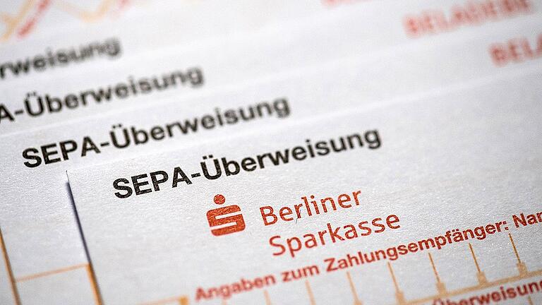 SEPA Überweisung - Sparkasse       -  Bislang ist es in der Bankenbranche üblich, Überweisungen zu sammeln und dann stapelweise abzuarbeiten. Seit November sind in Europa Überweisungen von Konto zu Konto binnen Sekunden technisch möglich. Bisher bot in Deutschland aber nur die HypoVereinsbank (HVB) solche Echtzeitüberweisungen, sogenannte Instant Payments, an. Im Juli folgen nun die Sparkassen.