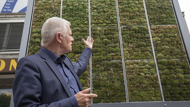 Oberbürgermeister Fritz Kuhn vor dem Stuttgarter City Tree. Oberbürgermeister Fritz Kuhn vor dem Stuttgarter City Tree.