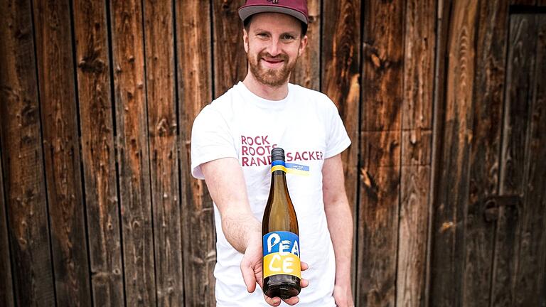 Winzer Martin Göbel aus Randersacker verkauft 500 Flaschen 'Peace-Wein' als Benefizaktion für die Ukraine. Winzer Martin Göbel aus Randersacker verkauft 500 Flaschen 'Peace-Wein' als Benefizaktion für die Ukraine.