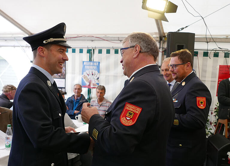 Für 25-jährigen und 40-jährigen aktiven Dienst in der Feuerwehr wurden 27 Feuerwehrleute aus der ganzen Gemeinde Kolitzheim am Gemeindefest in Oberspiesheim geehrt. Im Bild links: Christian Hogen aus Stammheim und Kreisbrandrat Holger Strunk aus Eßleben.