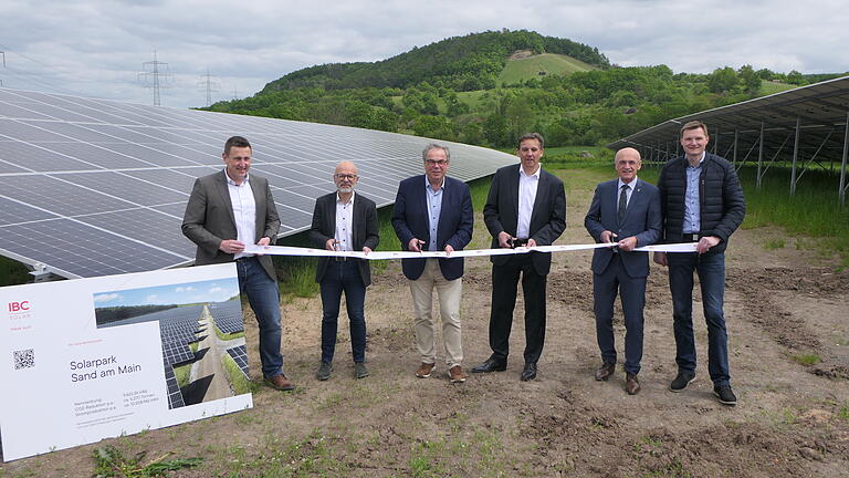 Den Solarpark in Sand offiziell in Betrieb nahmen (von links) Marco Siller (Geschäftsführer GUT), Gunter Häckner (Vorstandsvorsitzender BEG), Bürgermeister Bernhard Ruß, Patrik Danz, (CSO IBC Solar), Landrat Wilhelm Schneider und Marcus Fröhlich (Geschäftsführer GUT). Den Solarpark in Sand offiziell in Betrieb nahmen (von links) Marco Siller (Geschäftsführer GUT), Gunter Häckner (Vorstandsvorsitzender BEG), Bürgermeister Bernhard Ruß, Patrik Danz, (CSO IBC Solar), Landrat Wilhelm Schneider und Marcus Fröhlich (Geschäftsführer GUT).