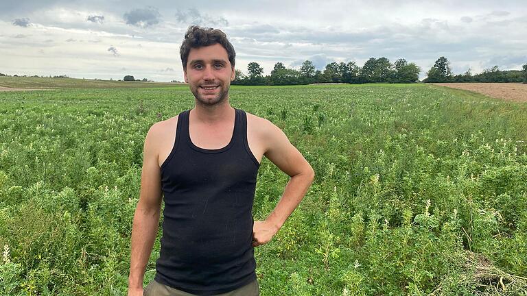Rafael Ott ist Bio-Landwirt in Hasselberg. Auf dem Feld hinter ihm hat er Lupinen angebaut, die viele Vorteile für den Boden haben und gerade bei Bio-Bauern beliebt sind. Rafael Ott ist Bio-Landwirt in Hasselberg. Auf dem Feld hinter ihm hat er Lupinen angebaut, die viele Vorteile für den Boden haben und gerade bei Bio-Bauern beliebt sind.