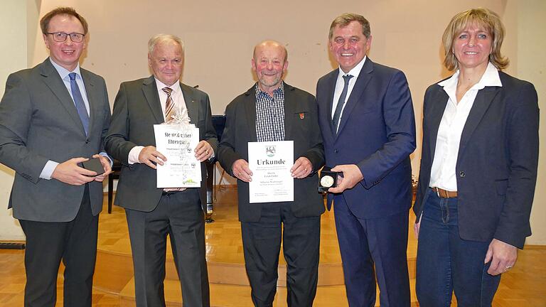Im Rahmen der Jahresschlusssitzung wurden Günther Liepert und Erich Füller mit dem silbernen Stadtsiegel ausgezeichnet. Mit im Bild sind zweiter Bürgermeister Bertram Wolf, Bürgermeister Franz-Josef Sauer und dritte Bürgermeisterin Bettina Schmitt.