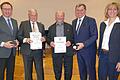 Im Rahmen der Jahresschlusssitzung wurden Günther Liepert und Erich Füller mit dem silbernen Stadtsiegel ausgezeichnet. Mit im Bild sind zweiter Bürgermeister Bertram Wolf, Bürgermeister Franz-Josef Sauer und dritte Bürgermeisterin Bettina Schmitt.