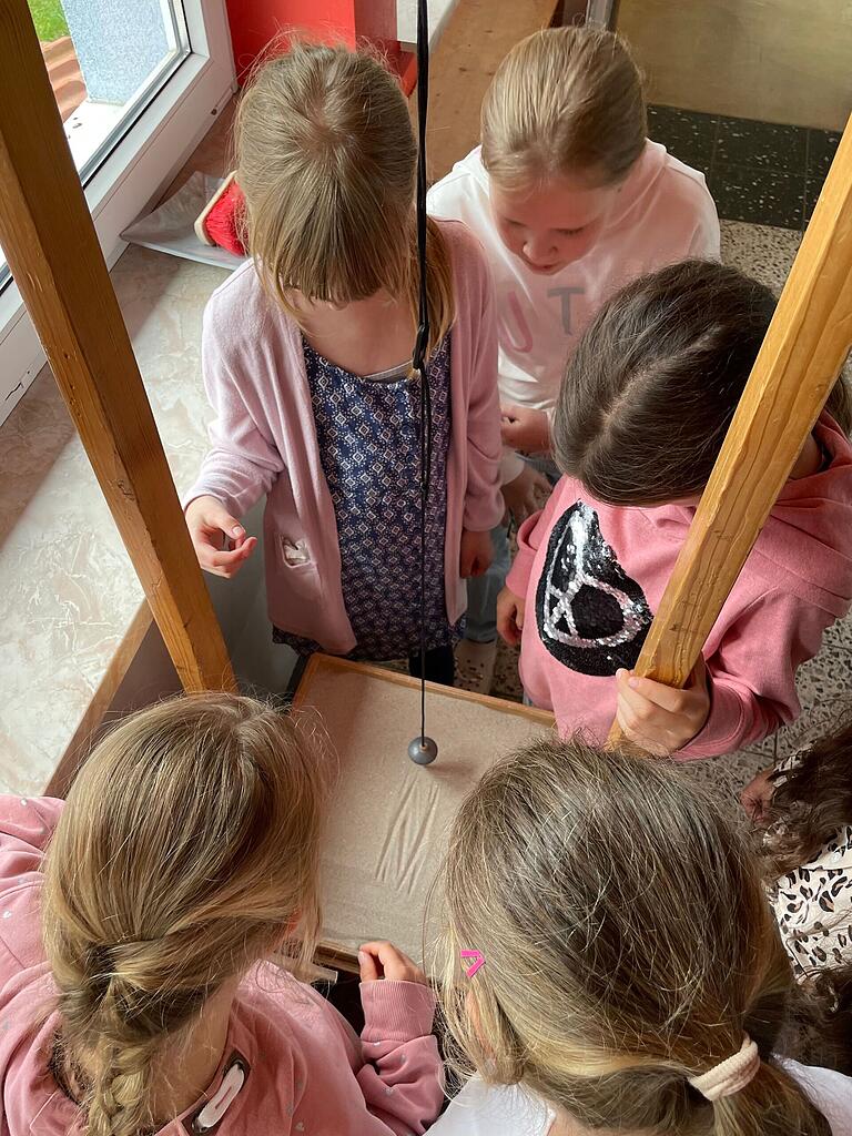 Die Kinder lernen Phänomene beispielsweise zu Schwerkraft, Luftdruck und auch optische Täuschungen kennen. Die Kinder lernen Phänomene beispielsweise zu Schwerkraft, Luftdruck und auch optische Täuschungen kennen.